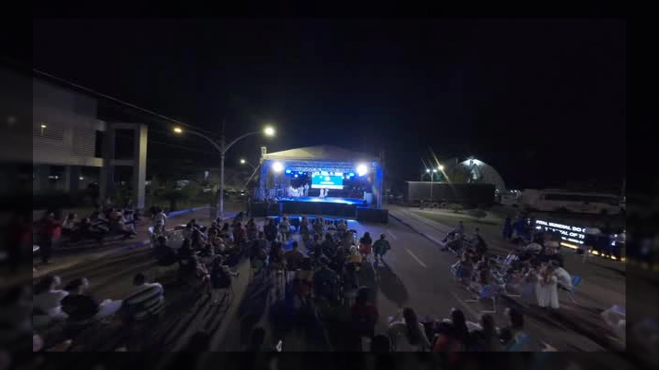 Festival Artístico e Cultural de Canarana com apresentações de música e dança em palco iluminado. Créditos: Instagram / prefcanaranamt