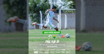 Imagem de um jogador do Luverdense Esporte Clube durante a final do Campeonato Matogrossense Sub-20 contra o Cuiabá, com a bola em campo. Crédito: Instagram/luverdenseesporteclube