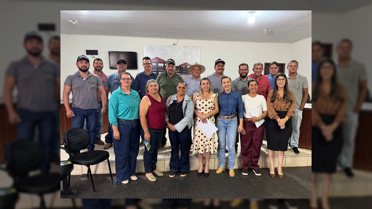 Flávia Rodrigues falando ao microfone em evento sobre agricultura familiar em Matupá / Instagram flavinha.mt