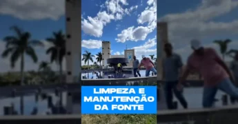 Equipe realizando manutenção em fonte de praça em Alto Araguaia, mostrando água sendo limpa e estrutura danificada, com créditos à Prefeitura de Alto Araguaia - MT / Instagram.