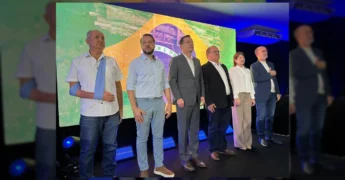 Autoridades no palco em Querência para o Fórum da Indústria e inauguração do Senai, celebrando os 50 anos da FIEMT. Crédito: Prefeitura de Querência-MT