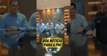 Governador Mauro Mendes ao lado de oficiais da PM e membros do governo em reunião para anunciar ampliação de vagas. Créditos: mauromendesoficial / Instagram
