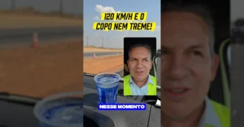 Imagem do Governador Mauro Mendes em veículo mostrando copo d'água estável no painel em rodovia recém-duplicada na BR-163. Créditos: mauromendesoficial / Instagram