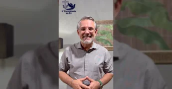 Imagem de um homem sorrindo, usando óculos e com barba grisalha, convidando para a 2ª Caminhada da Fé em Sinop. Créditos: caminhadadafesinop/Instagram.