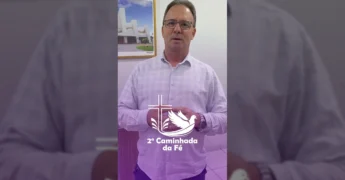Homem de camisa xadrez e óculos convidando para a 2ª Caminhada da Fé em Sinop. Créditos: caminhadadafesinop / Instagram