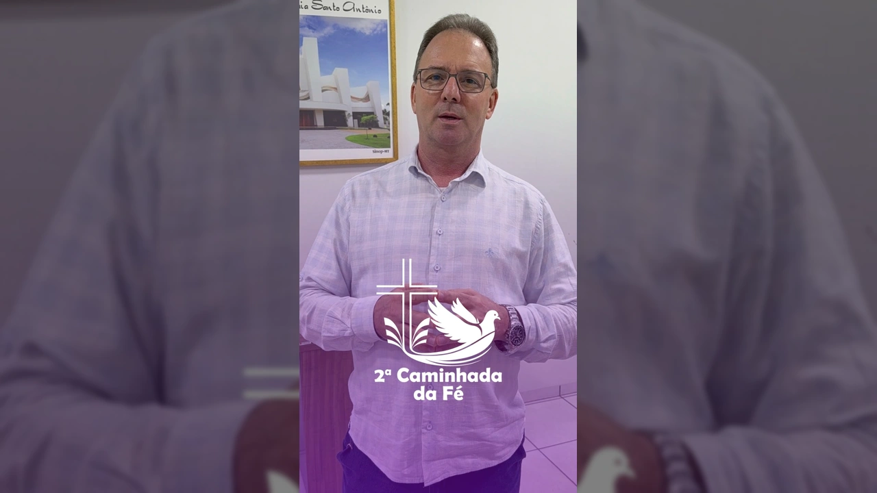 Homem de camisa xadrez e óculos convidando para a 2ª Caminhada da Fé em Sinop. Créditos: caminhadadafesinop / Instagram