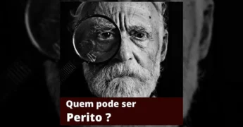 Foto em preto e branco de um homem idoso com barba e cabelo branco, usando uma lupa para examinar algo, cobrindo seu olho esquerdo. Crédito: cursodeperitografotecnico / Instagram