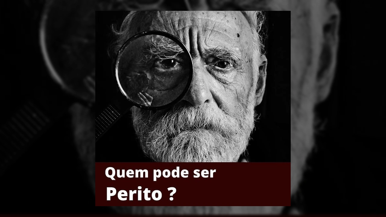 Foto em preto e branco de um homem idoso com barba e cabelo branco, usando uma lupa para examinar algo, cobrindo seu olho esquerdo. Crédito: cursodeperitografotecnico / Instagram