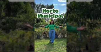Mulher apresenta os benefícios do Horto Municipal de Lucas do Rio Verde, com plantas e mudas ao fundo / Instagram Prefeitura de Lucas do Rio Verde (MT)