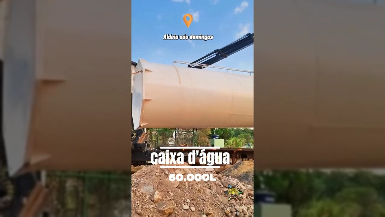 Caixa d'água de 50 mil litros sendo instalada por um caminhão munck na Aldeia São Domingos, Luciara, Mato Grosso. Créditos: Prefeitura de Luciara / Instagram