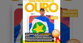Jackson Ferreira com a bandeira de Mato Grosso após conquistar duas medalhas de ouro nos Jogos da Juventude, cortesia do Governo de Mato Grosso.