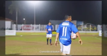 Imagens de jogadores em campo durante a 6ª Copa Independência de Futebol Society em Vila Rica, com luzes noturnas e painéis de patrocinadores. Crédito: Governo de Vila Rica-MT / Instagram