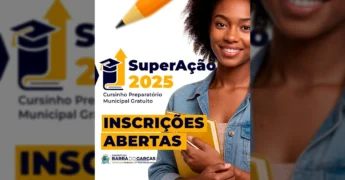 Imagem de uma jovem sorrindo, segurando um livro, com o logo do Cursinho SuperAção 2025. Crédito: Prefeitura de Barra do Garças / Instagram.