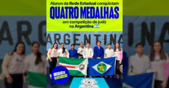Jovens judocas de Mato Grosso, acompanhados de seus treinadores, exibem bandeiras do estado e do Brasil após conquistar medalhas na Argentina. Créditos: @govmatogrosso no Instagram.