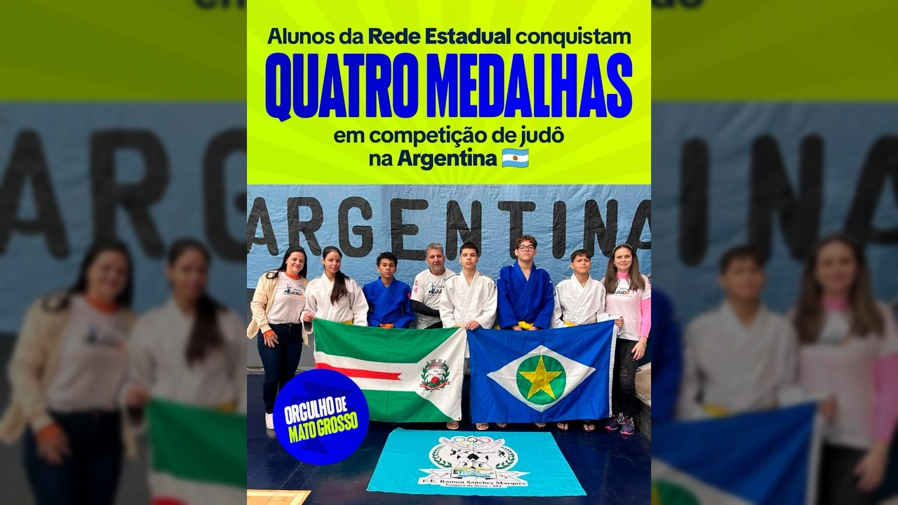 Jovens judocas de Mato Grosso, acompanhados de seus treinadores, exibem bandeiras do estado e do Brasil após conquistar medalhas na Argentina. Créditos: @govmatogrosso no Instagram.
