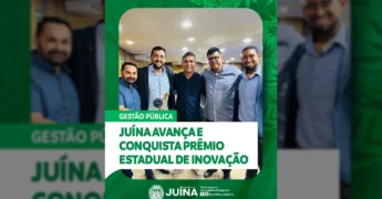 Grupo de cinco homens sorrindo, um deles segurando um troféu, representando a conquista de Juína no prêmio de inovação. Créditos: Prefeitura de Juína / Instagram