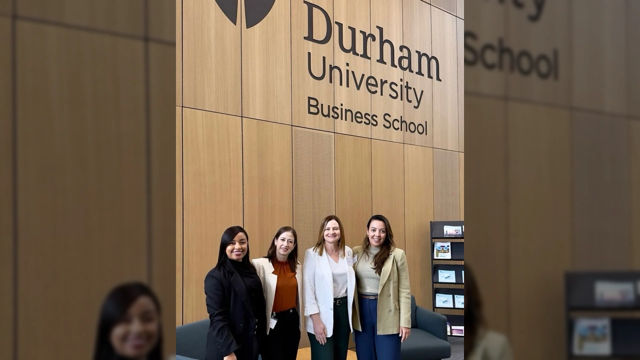 Grupo de quatro mulheres, incluindo representantes da Nova Rota do Oeste, na entrada da Durham University Business School durante o programa InfraLeaders 2025. Créditos: Nova Rota do Oeste / Instagram.