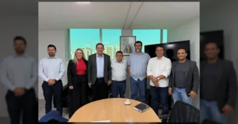 Imagem mostra sete pessoas em uma sala de reunião, incluindo o prefeito de Terra Nova do Norte e representantes do Incra e AGU, discutindo a regularização de assentamentos. Créditos: terranovadonorte / Instagram.