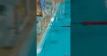 Crianças com deficiência em Lucas do Rio Verde nadando em piscina recém-inaugurada e adaptada. Créditos: Prefeitura de Lucas do Rio Verde (MT) / Instagram.