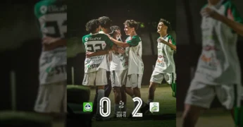 Foto dos jogadores do Luverdense Sub-15 comemorando a vitória contra o Sorriso, com o placar de 0x2 ao fundo. Créditos: luverdenseesporteclube Instagram