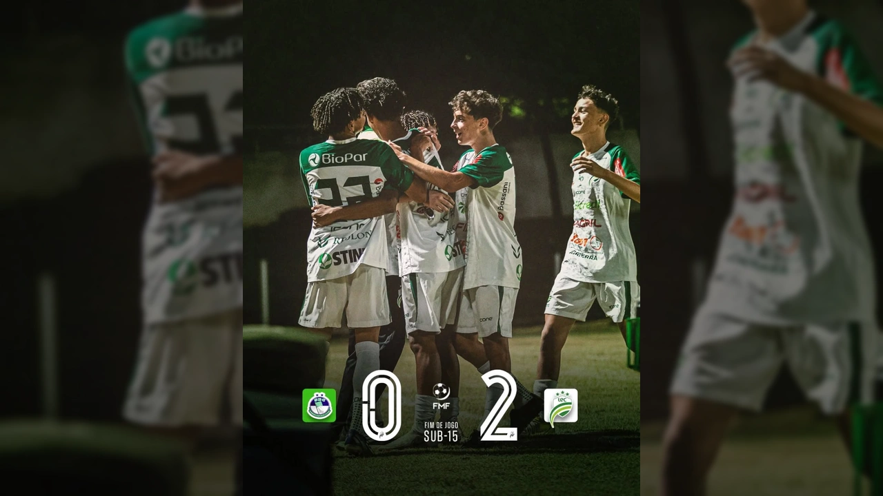 Foto dos jogadores do Luverdense Sub-15 comemorando a vitória contra o Sorriso, com o placar de 0x2 ao fundo. Créditos: luverdenseesporteclube Instagram