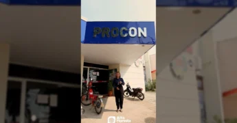 Marta Cantelli, do PROCON Alta Floresta, comemora 35 anos do CDC. Imagem via Prefeitura de Alta Floresta no Instagram.