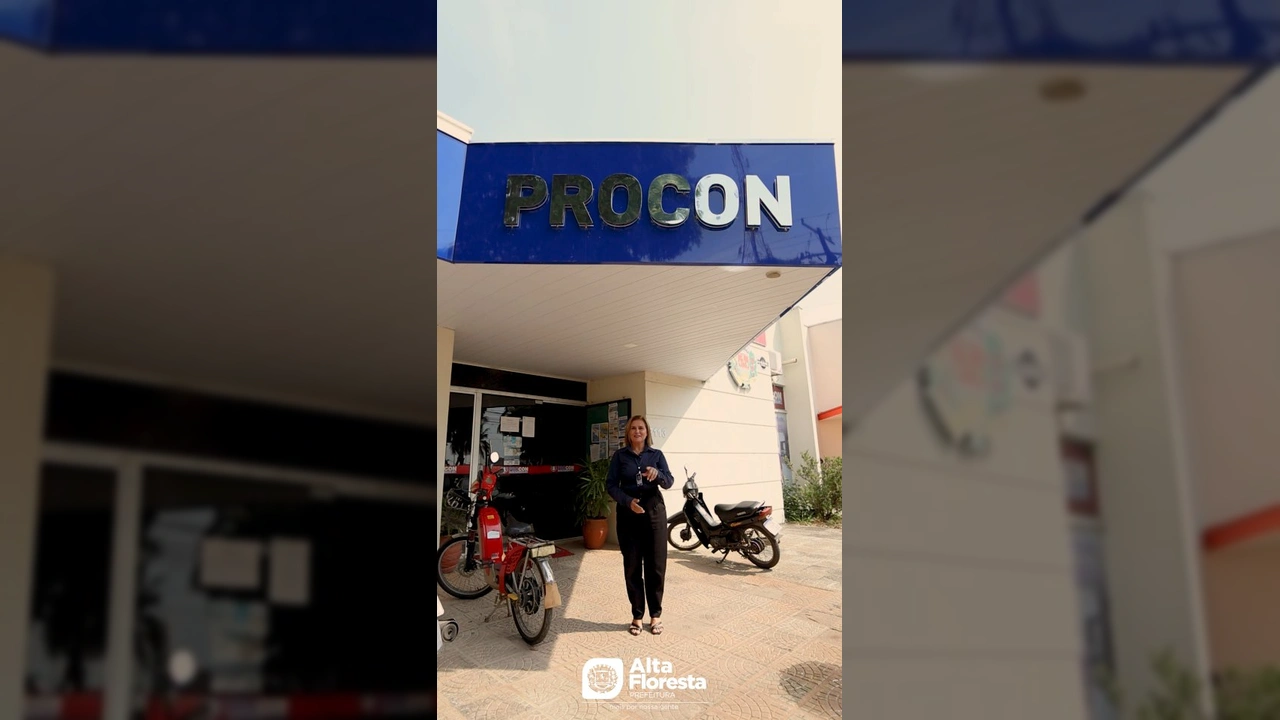 Marta Cantelli, do PROCON Alta Floresta, comemora 35 anos do CDC. Imagem via Prefeitura de Alta Floresta no Instagram.