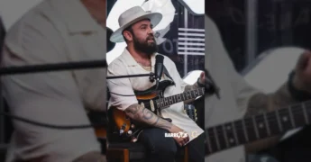 Mateus da dupla Jorge & Mateus tocando guitarra e falando sobre a experiência de shows no Barretão. Créditos: Circuitosertanejo / Instagram