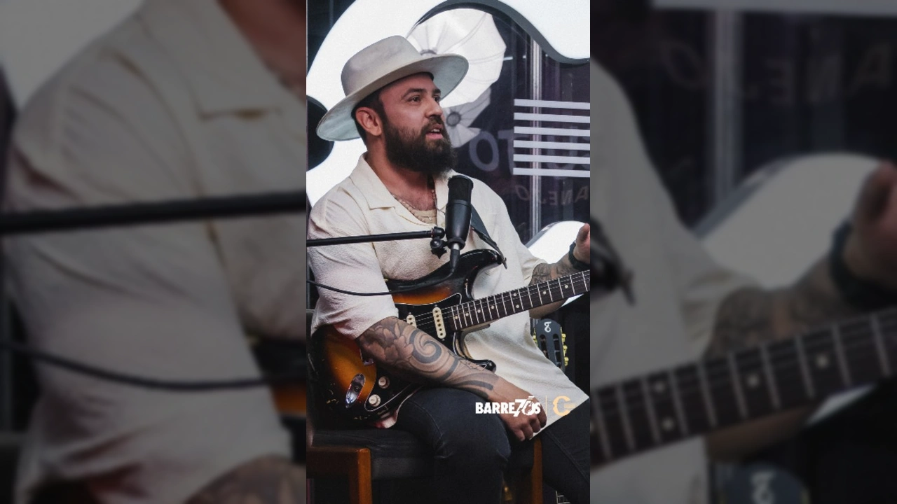 Mateus da dupla Jorge & Mateus tocando guitarra e falando sobre a experiência de shows no Barretão. Créditos: Circuitosertanejo / Instagram