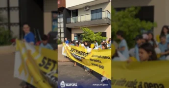 Imagem da Caminhada pela Vida em Matupá, com crianças segurando banners e balões amarelos. Crédito: Prefeitura Municipal de Matupá / Instagram.