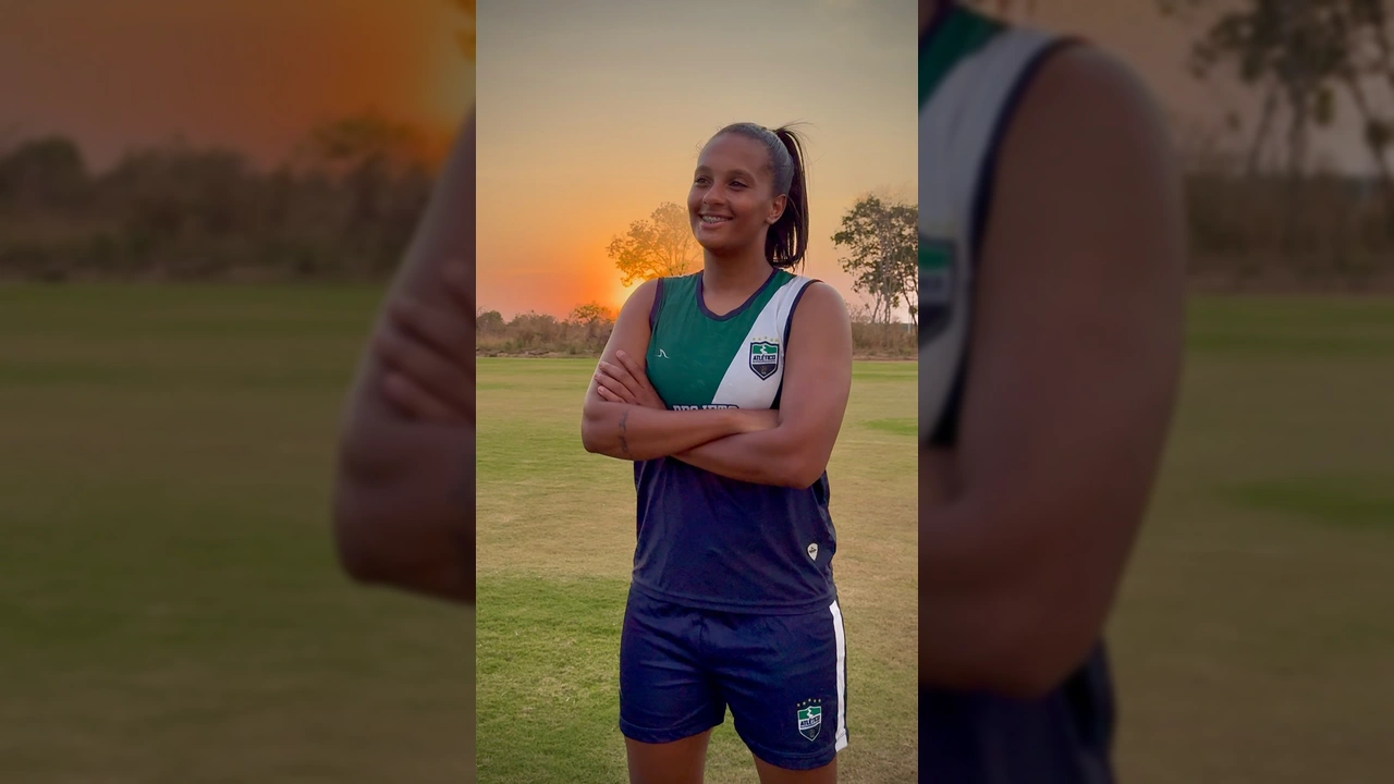 Milena de Paula, jogadora do Atlético Matogrossense, em vídeo de convocação da torcida para o jogo contra o Operário. Créditos: @atleticomatogrossense no Instagram.