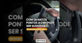 Foto de motorista segurando celular com CNH digital e chaves de carro, divulgada pelo Detran-MT