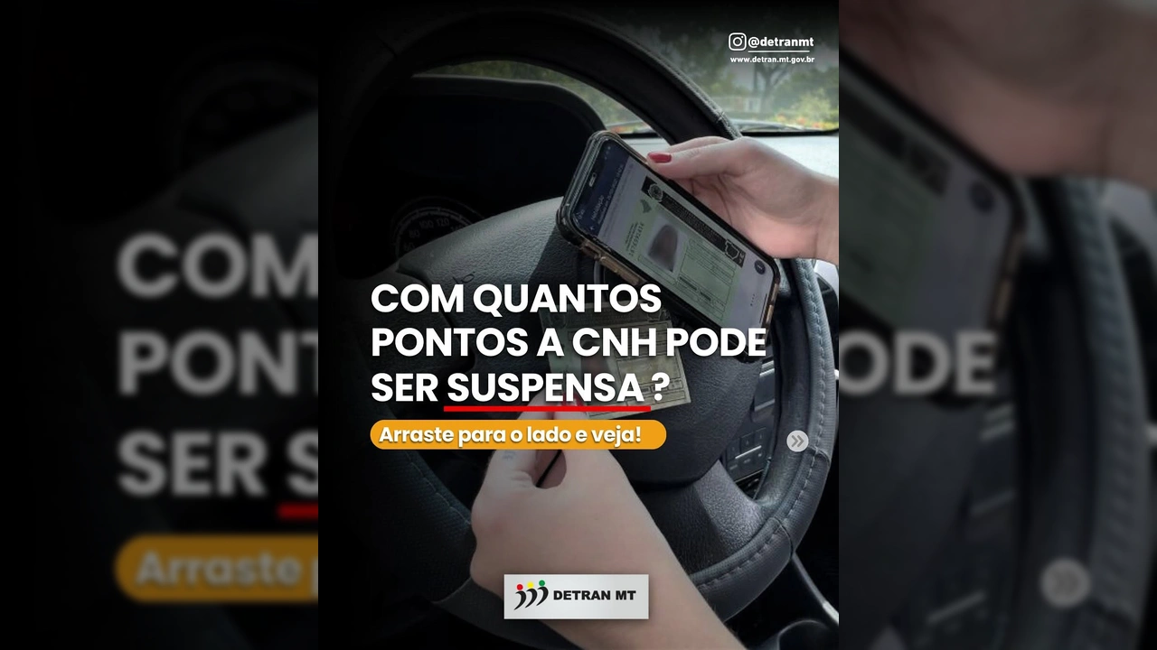 Foto de motorista segurando celular com CNH digital e chaves de carro, divulgada pelo Detran-MT