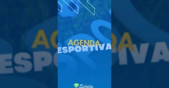 Mulher sorridente com camisa listrada rosa anuncia o Circuito Municipal de Esportes de Areia na Prainha Municipal de Sapezal, com modalidades como vôlei, futebol e beach tennis / Instagram smel.sapezal