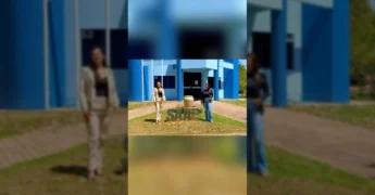 Mulher em escritório apresenta os diversos canais de atendimento do SAAE Nova Mutum / Instagram saaenovamutum