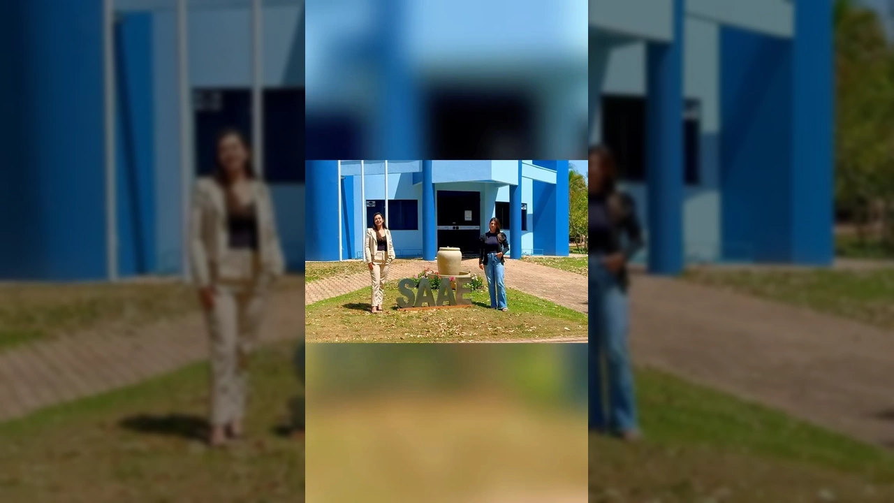 Mulher em escritório apresenta os diversos canais de atendimento do SAAE Nova Mutum / Instagram saaenovamutum