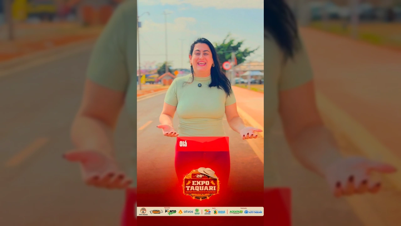 Mulher sorridente com microfone apresentando a 28ª ExpoTaquari com roda gigante ao fundo. Créditos: Prefeitura de Alto Taquari / Instagram
