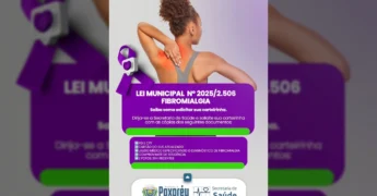 Mulher com dor na região do pescoço e ombros, representando a fibromialgia, com detalhes da carteirinha de identificação. Créditos: @prefpoxoreu / Instagram