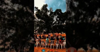 Mulheres reunidas ao ar livre em São José dos Quatro Marcos para evento do grupo 'Mulheres Que Florescem' e Setembro Amarelo, crédito assistenciassocial4marcos / Instagram.