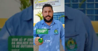 Dois homens em frente à Secretaria Municipal de Agricultura de Colniza, anunciando o Encontro da Mulher Rural / Instagram @prefeitura_de_colniza