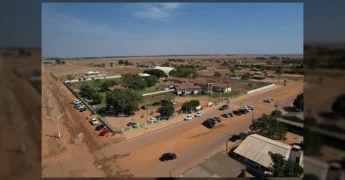 Imagem aérea do 3º Mutirão Social no Distrito Pingos D’Água em Querência, Mato Grosso, destacando as áreas de atendimento e lazer. Créditos: Prefeitura de Querência-MT / Instagram.