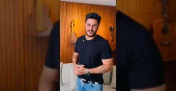 Imagem de Nando Moreno fazendo um convite para o show em Barra do Garças. Créditos: Prefeitura de Barra do Garças / Instagram