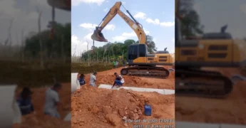 Operação de máquina escavadeira e trabalhadores instalando manilhas de concreto em vala, parte das obras no aterro do Barro Preto em Nova Lacerda. Crédito: prefeituranovalacerda / Instagram.
