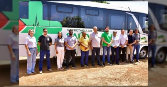 Novo micro-ônibus branco Mascarello GranMicro S4 IVECO, com adesivos da Secretaria de Saúde de Nova Olímpia, ao lado de autoridades e equipe. Crédito: Prefeitura de Nova Olímpia / Instagram