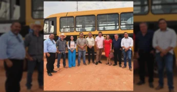Grupo de pessoas, incluindo o prefeito de Alto Boa Vista, José Pereira Maranhão, ao lado do novo ônibus escolar amarelo, recebido em Cuiabá para o município. Crédito: Instagram / prefeituradealtoboavista