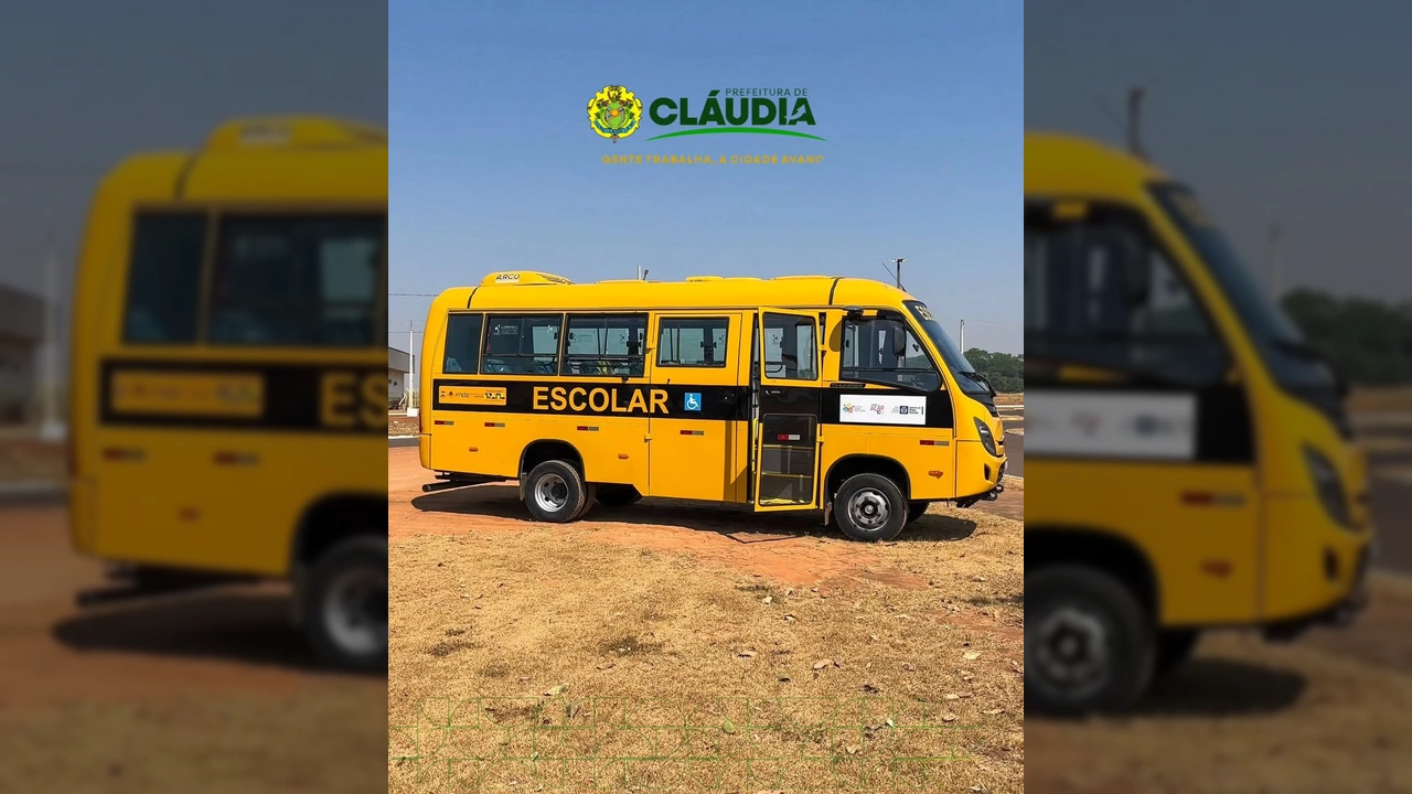 Ônibus escolar amarelo da Prefeitura de Cláudia, com símbolo de acessibilidade. Crédito: Prefeitura de Cláudia / Instagram.
