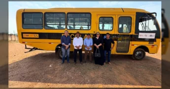 Ônibus escolar amarelo Mascarello Granmicro S3 recém-entregue em Nova Lacerda, com símbolo de acessibilidade. Crédito: prefeituranovalacerda / Instagram