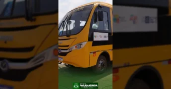 Ônibus escolar amarelo com sinalização 'ESCOLAR' e símbolo de acessibilidade, ao lado do prefeito Marcos Tomazini e da chefe de gabinete Márcia Tomazini em Paranatinga. Créditos: pref.paranatinga / Instagram