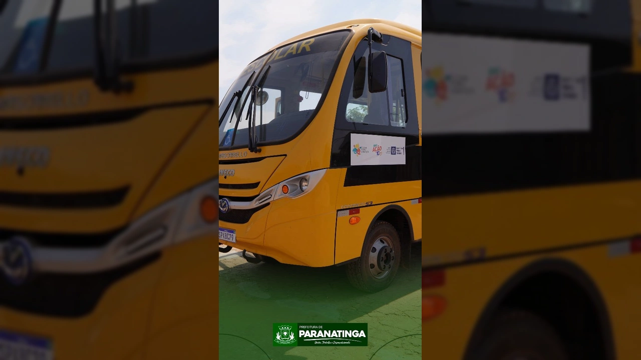 Ônibus escolar amarelo com sinalização 'ESCOLAR' e símbolo de acessibilidade, ao lado do prefeito Marcos Tomazini e da chefe de gabinete Márcia Tomazini em Paranatinga. Créditos: pref.paranatinga / Instagram