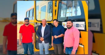 Prefeito, vereadores e secretário de educação de Porto Estrela posam em frente a um novo ônibus escolar amarelo. Crédito: Prefeitura de Porto Estrela / Instagram